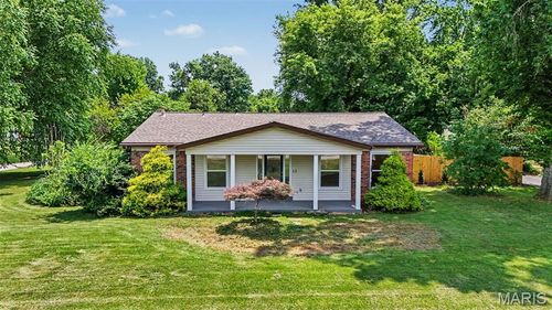 13 Castle Dr, Florissant, MO, 63034-1301 | Card Image
