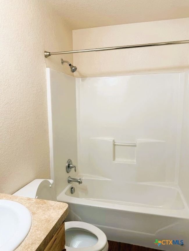 Spacious bathroom | Image 16