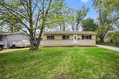 1180 Kostka Ln, Florissant, MO, 63031-7315 | Card Image