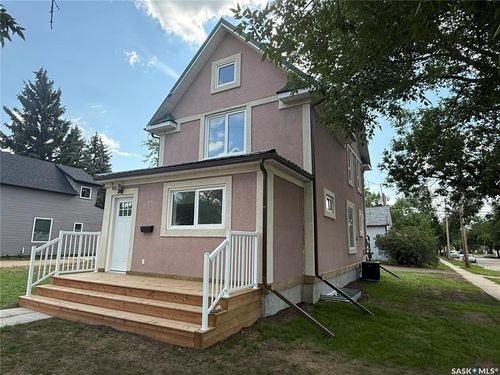 301 3rd St S, Weyburn, SK, S4H2C5 | Card Image