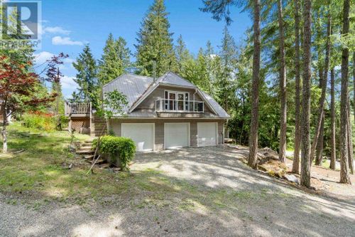 8475 Squilax-Anglemont Rd, Anglemont, BC, V0E1M8 | Card Image