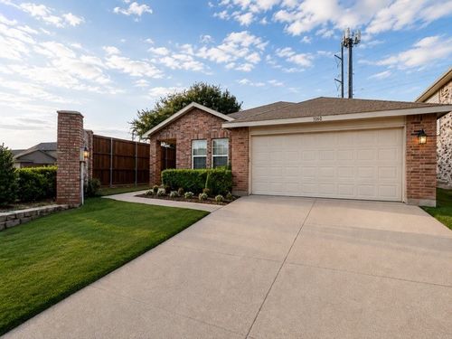 1060 Mosaic Dr, Fort Worth, TX, 76179-7382 | Card Image