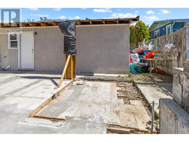 2431 Bering Rd, Home with 2 bedrooms, 1 bathrooms and 5 parking in West Kelowna BC | Image 28