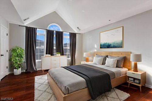 18 Marina Dr, Bayonne, NJ, 07002-1275 | Card Image