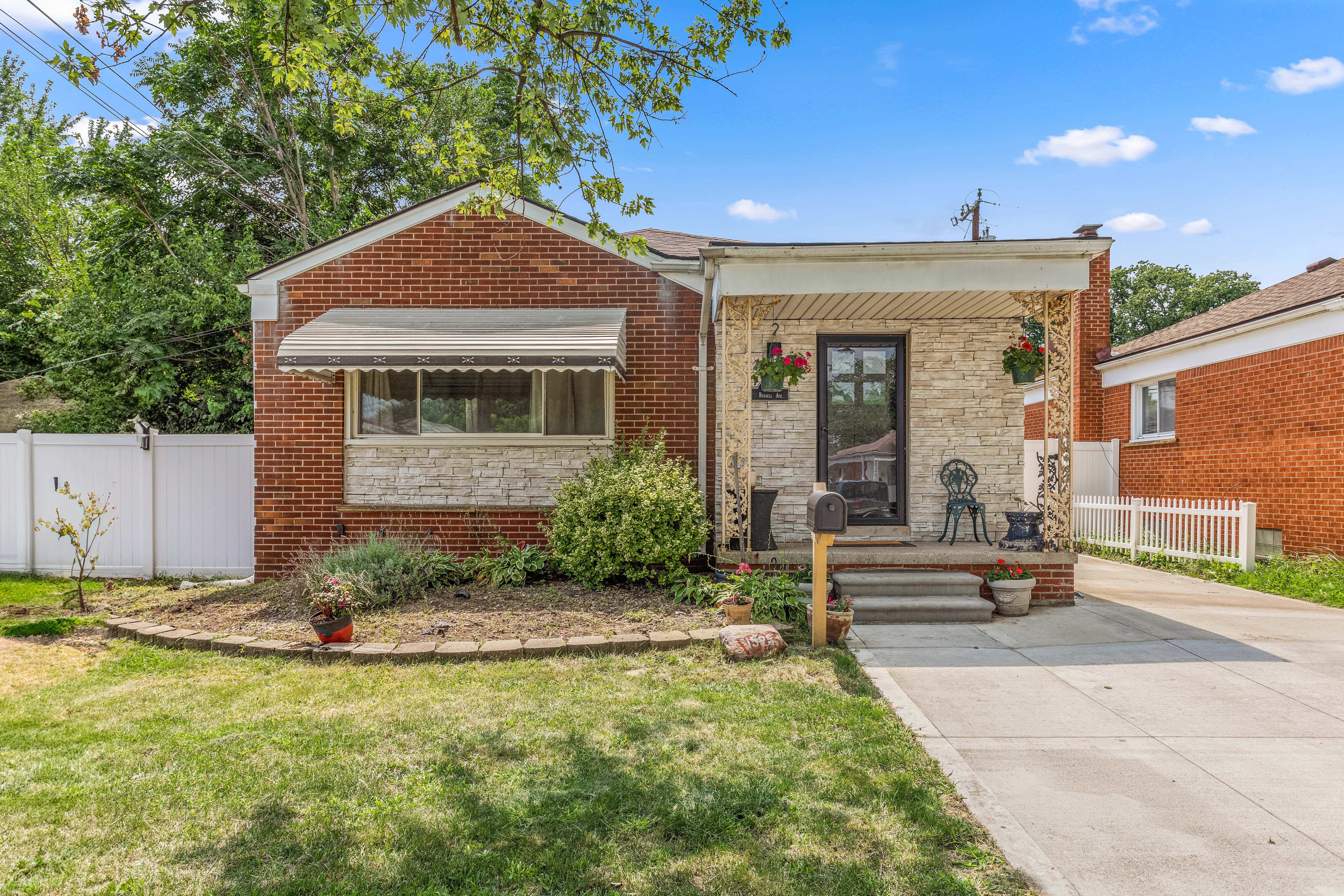 Russell Ave, Lincoln Park, MI 48146