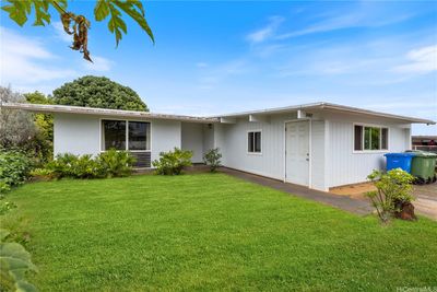 Front entrance with edited grass | Image 1