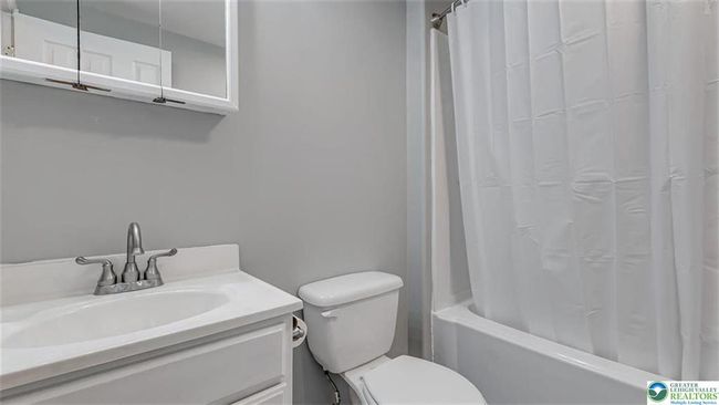 Hallway Full Bathroom | Image 16