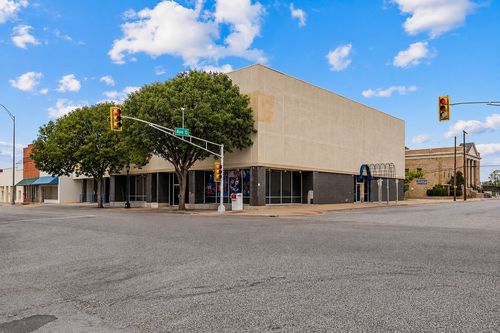 317 E 3rd St, Burkburnett, TX, 76354-3438 | Card Image