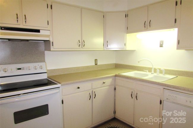 Countertops & sink | Image 13