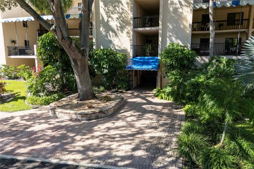 305 Tarpon Pt, TARPON SPRINGS, FL, 34689-2888 | Card Image
