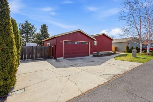 658 Ne Shoshone Dr, Redmond, OR, 97756-8983 | Card Image