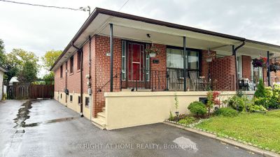 36 Hucknall Rd, Home with 3 bedrooms, 3 bathrooms and 5 parking in North York ON | Image 3