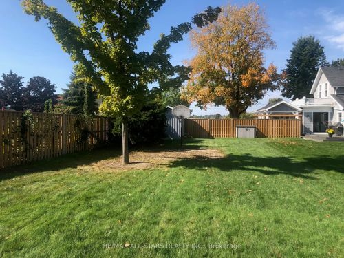 17 1st Ave, Uxbridge, ON, L9P1M4 | Card Image