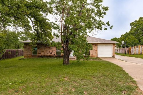 520 Lake Crest Pkwy, Azle, TX, 76020-4850 | Card Image