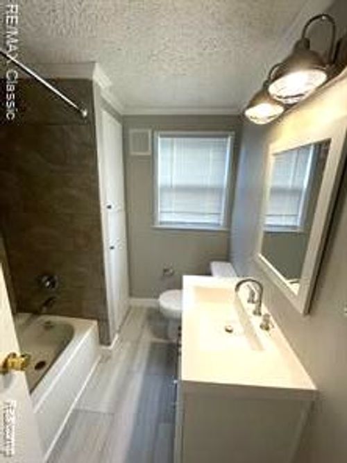124 Warren St, South Lyon, MI, 48178-1193 | Card Image