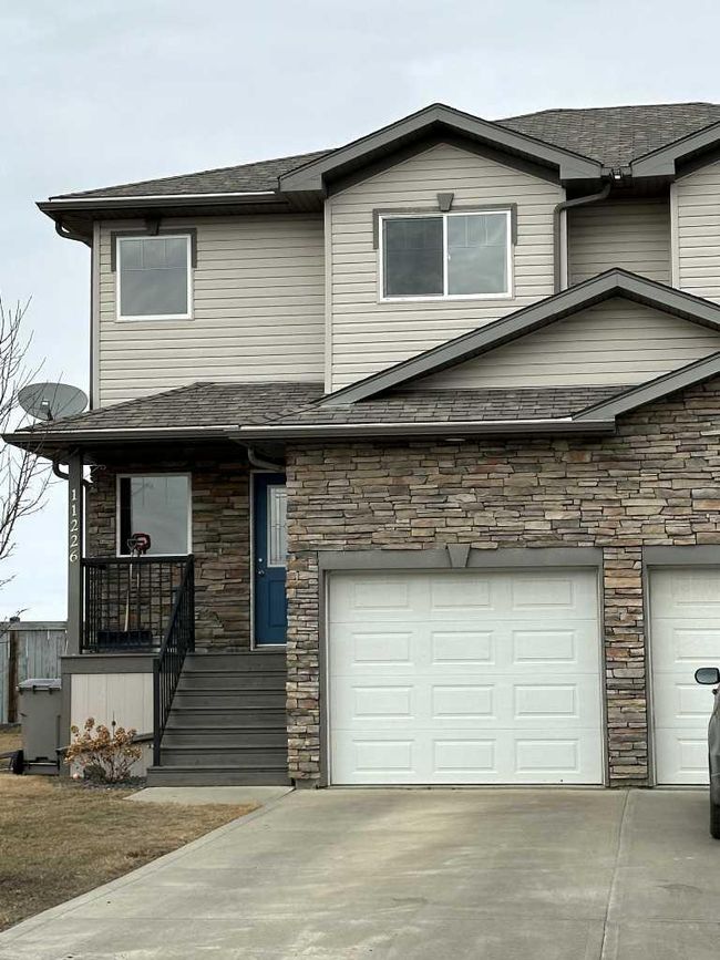 11226 71 Avenue, Home with 2 bedrooms, 2 bathrooms and 2 parking in Grande Prairie AB | Image 2