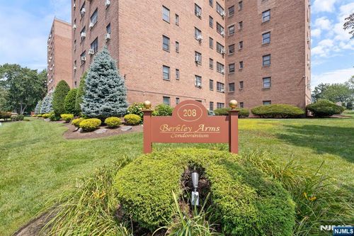 208 Anderson St, Hackensack, NJ, 07601-3517 | Card Image