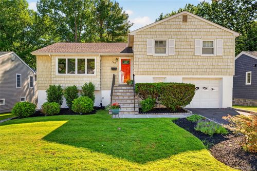 140 Saxon Dr, Mamaroneck, NY, 10543-1212 | Card Image