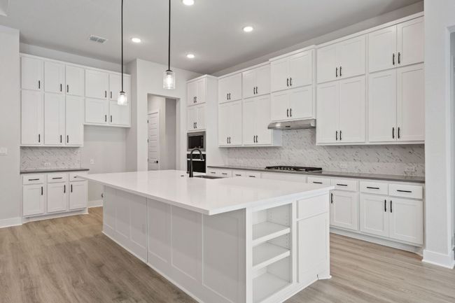 Large Center Island in Kitchen | Image 9