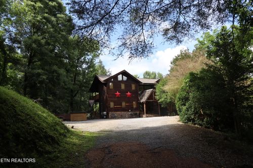 402 Laurel Ave, Gatlinburg, TN, 37738-3021 | Card Image