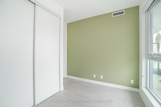 5702 - 5 Buttermill Ave, Condo with 3 bedrooms, 2 bathrooms and 1 parking in Vaughan ON | Image 12