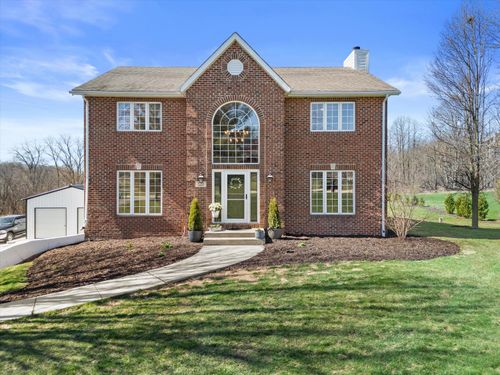 W266S8655 Rustic View Ln, Mukwonago, WI, 53149-8594 | Card Image