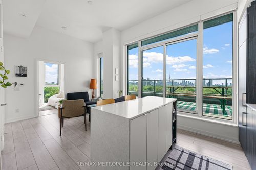 815-500 Dupont St, Toronto, ON, M6G0B8 | Card Image