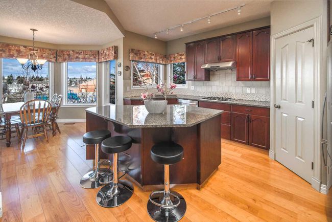 32 Hawkmount Heights Nw, Home with 5 bedrooms, 5 bathrooms and 2 parking in Calgary AB | Image 13