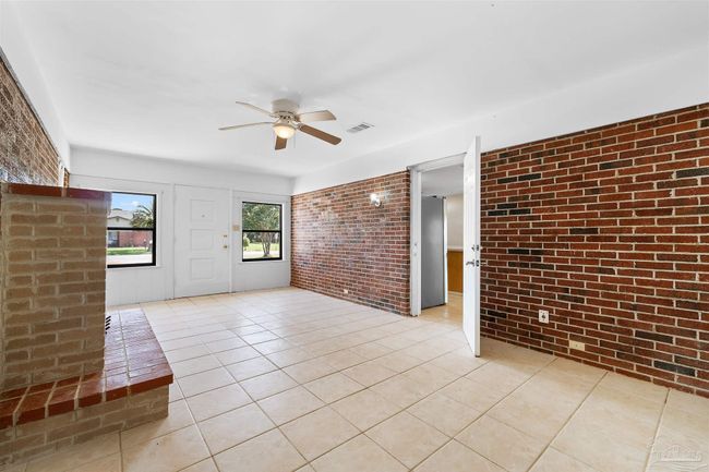 3332 Laurel Dr, House other with 3 bedrooms, 2 bathrooms and 4 parking in Gulf Breeze FL | Image 6