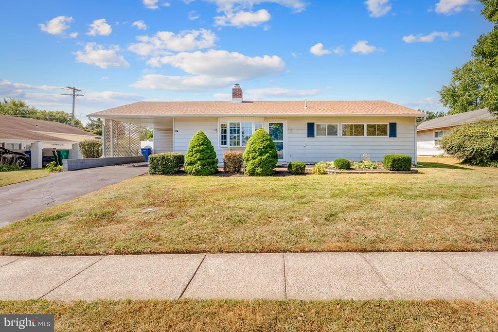 Magnolia Dr, Levittown, PA 19054