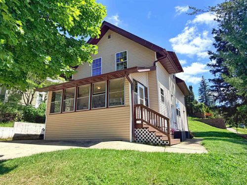201 Hollihan St, Decorah, IA, 52101-2228 | Card Image