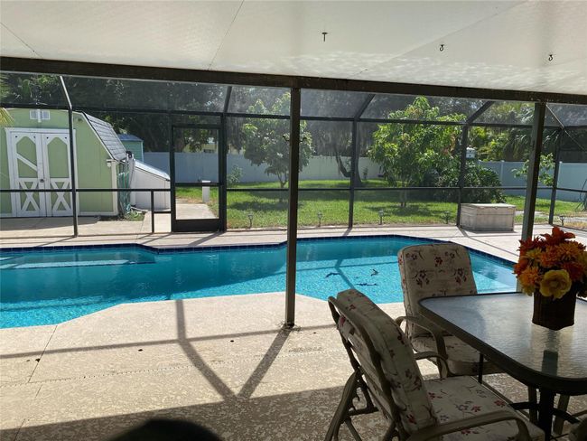 Garden view from expansive lanai | Image 37