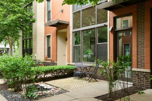 952 Crosby St, Chicago, IL, 60610-2402 | Card Image