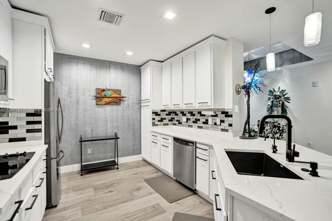 APT-342 - 16101 Emerald Estates Dr, Condo with 2 bedrooms, 3 bathrooms and null parking in Weston FL | Image 8
