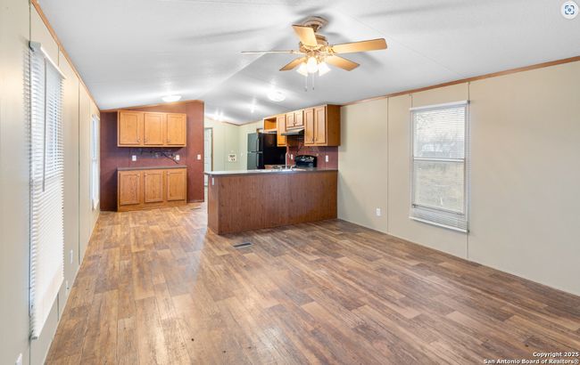 873 W Ave J, House other with 3 bedrooms, 2 bathrooms and null parking in Christine TX | Image 4