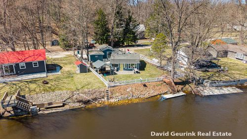 7566 Main St, Newaygo, MI, 49337-8284 | Card Image