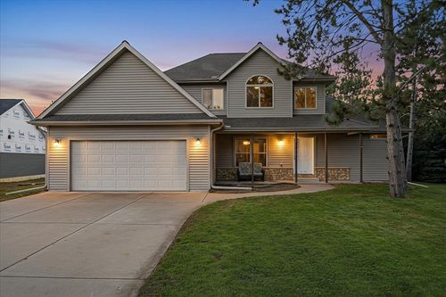 1430 Creekwood Dr, New Richmond, WI, 54017-2580 | Card Image