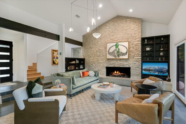 Living area with high vaulted ceiling | Image 6