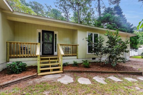 2317 Country Club Rd, Morehead City, NC, 28557-6007 | Card Image