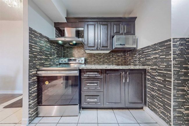 611 - 390 Dixon Rd, Condo with 3 bedrooms, 2 bathrooms and 1 parking in Etobicoke ON | Image 10