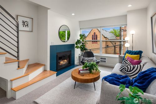 303-7600 Greenwood Ave N, Seattle, WA, 98103-4661 | Card Image