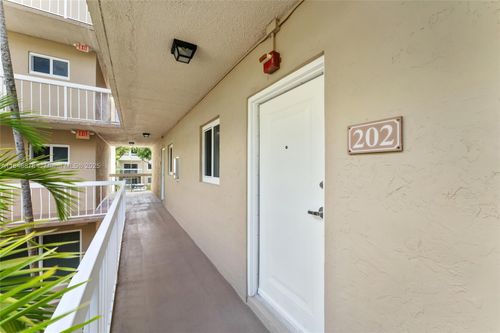 apt-202-7700 Camino Real, Miami, FL, 33143-7149 | Card Image