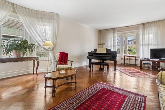 Livingroom showing bay window | Image 6