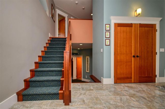 Central stairway | Image 19