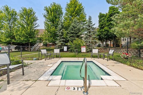 45626 Stadler St, Utica, MI, 48315-5939 | Card Image