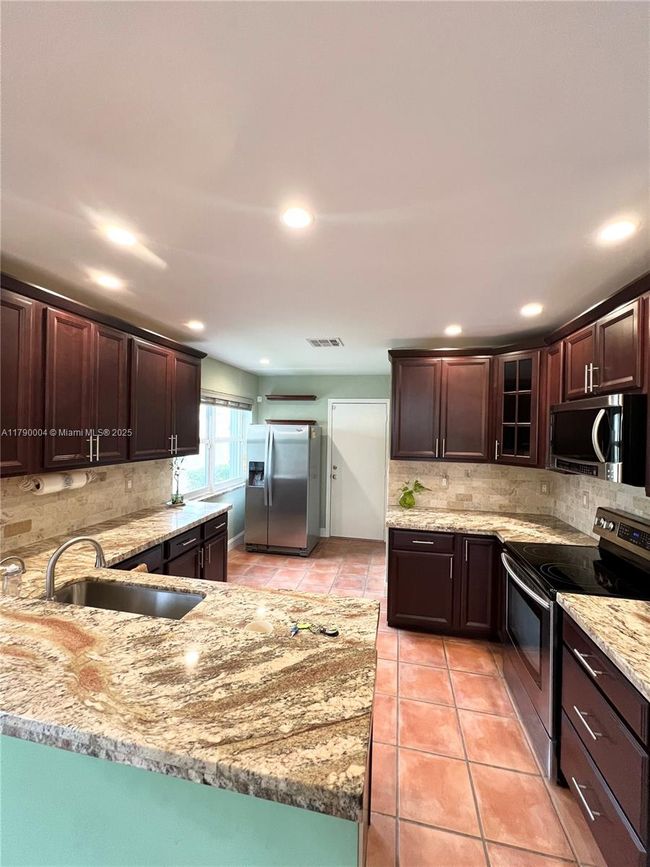 9271 Arborwood Cir, House other with 2 bedrooms, 2 bathrooms and null parking in Davie FL | Image 8