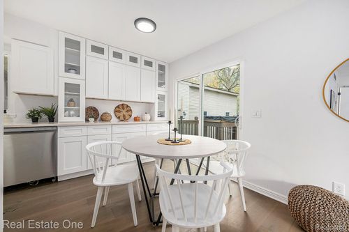 4910 Chipman Dr, Waterford, MI, 48327-3451 | Card Image