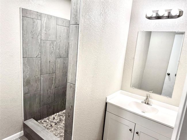 UNIT B FULL BATHROOM | Image 21