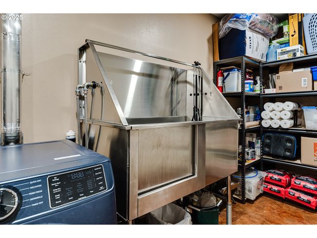 86561 R R Baker Rd, House other with 3 bedrooms, 3 bathrooms and 2 parking in Springfield OR | Image 32