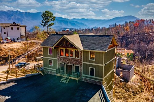 918 Elm Rd, Gatlinburg, TN, 37738-4238 | Card Image